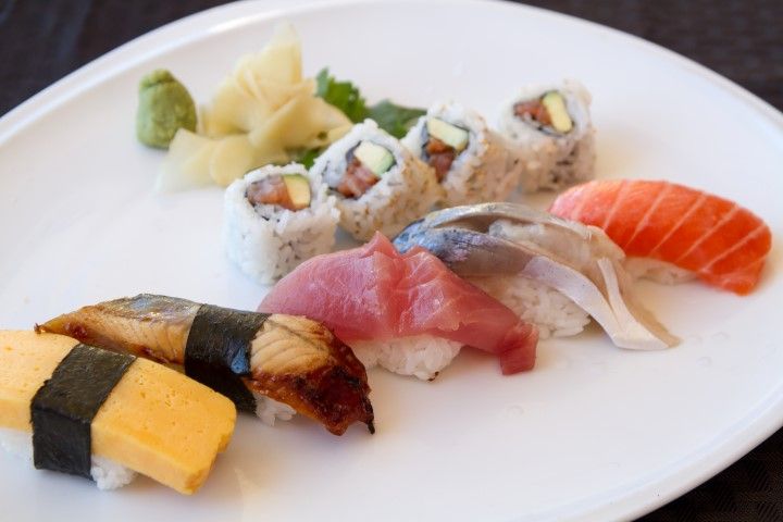 Sushi sampler with eel, mackerel, salmon, tuna and tamago nigiri