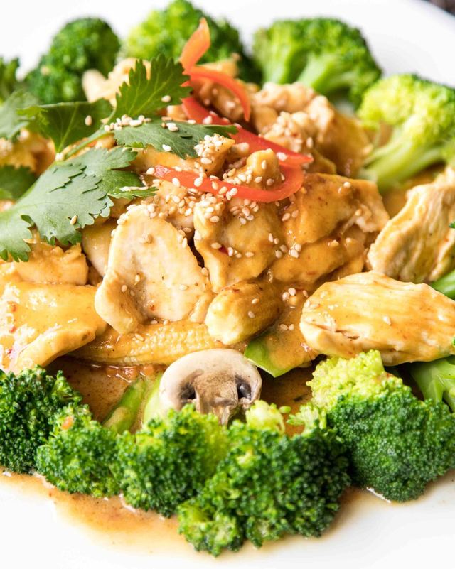 Param steamed chicken in peanut sauce ringed with broccoli